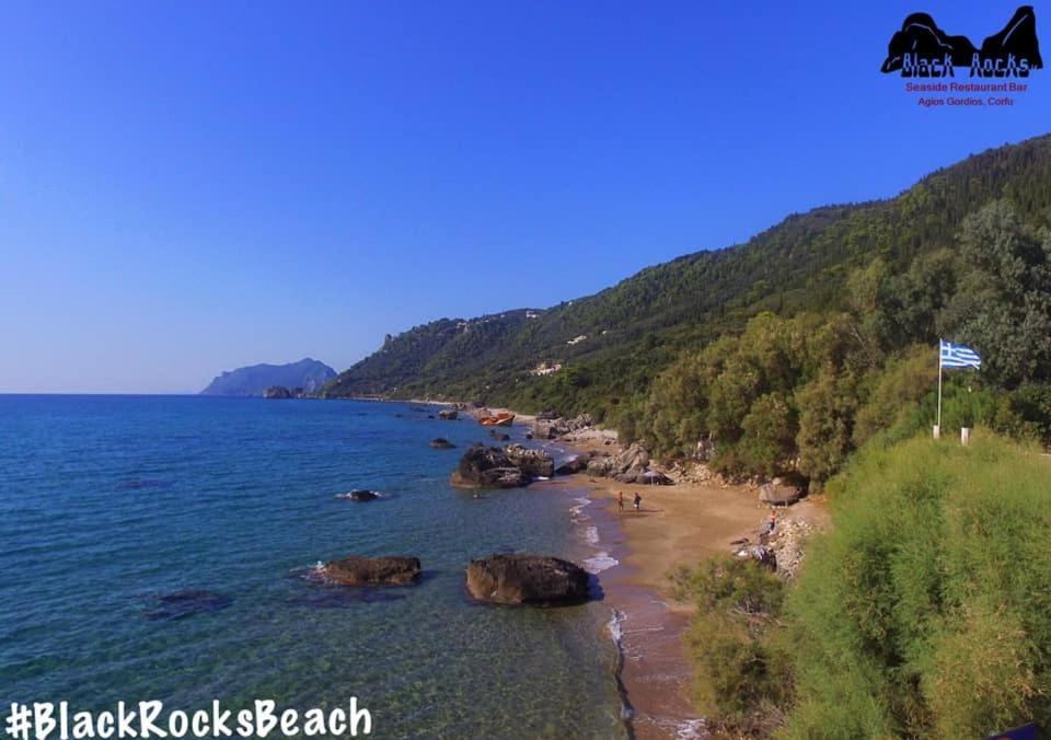 Black Rocks Family, Luxury Seafront Beach Maisonette Агиос-Гордиос Экстерьер фото